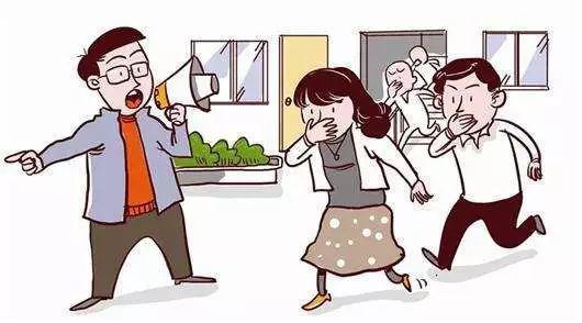 當火災初起階段，管理人員要立即組織消防力量進行滅火，并組織人員疏散逃生。當火勢較大無法撲救時，要立即車里現場，等待救援。
